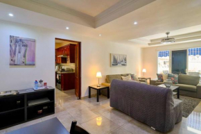 Escape Apartmemt Steps to Downtown Center Mall in Mirador Norte